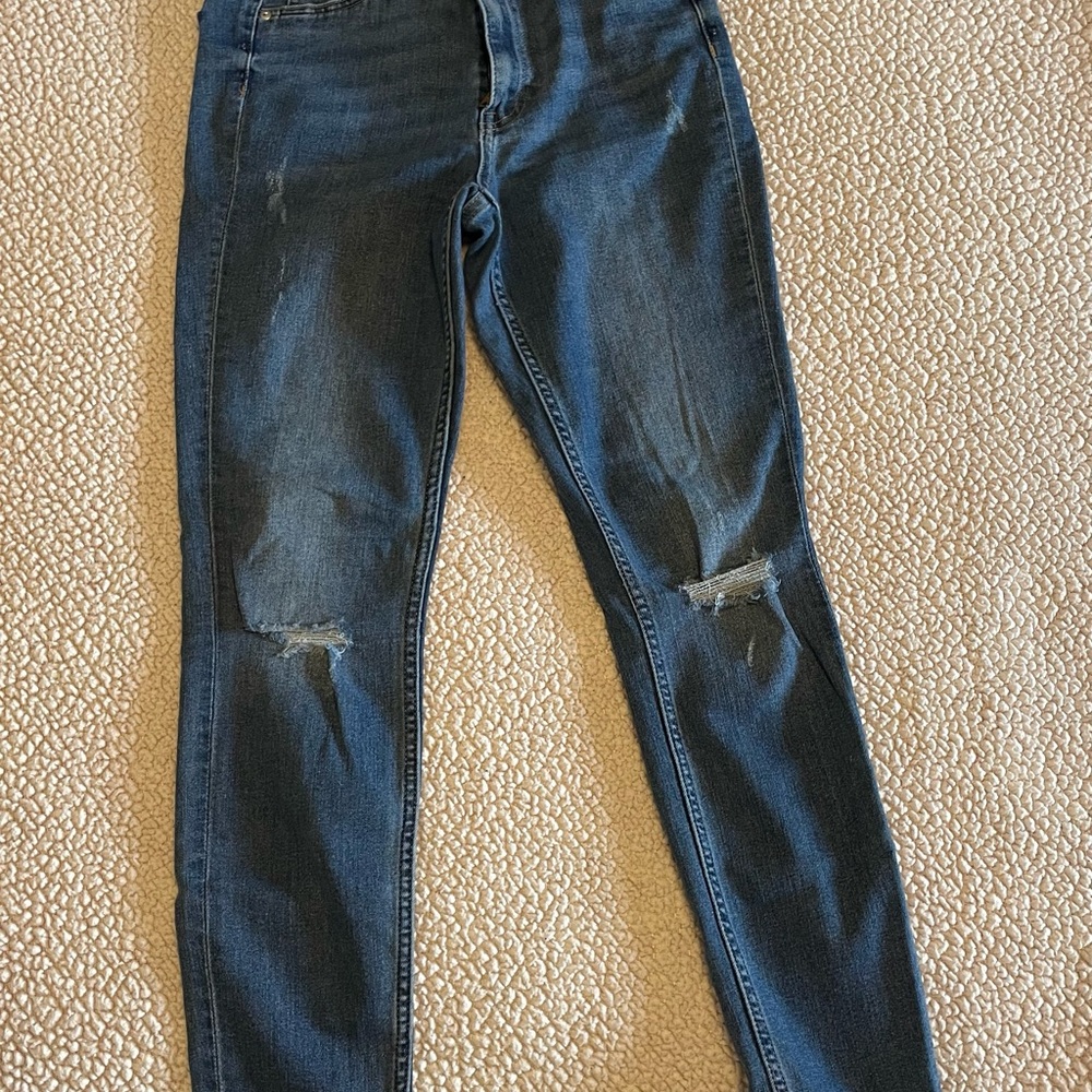 H&M Women’s Stylish Blue Distressed Jeans. Size 4